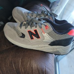 Hello I am selling my new balance I wore a few times in great condition.